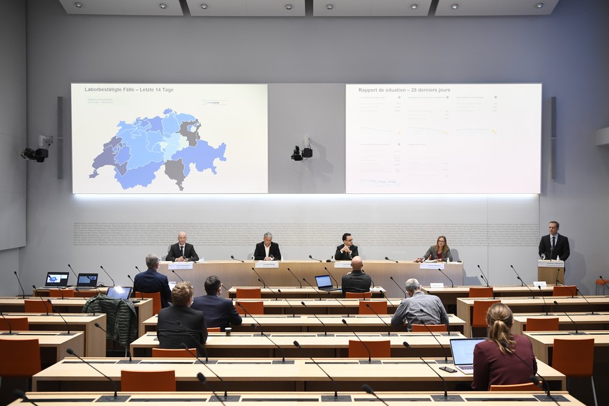 Daniel Aeschbach, Chef Armeeapotheke, Christoph Berger, Praesident, Eidgenoessische Kommission fuer Impffragen EKIF, Claus Bolte, Leiter Bereich Zulassung, Swissmedic, Virginie Masserey, Leiterin Sekt ...