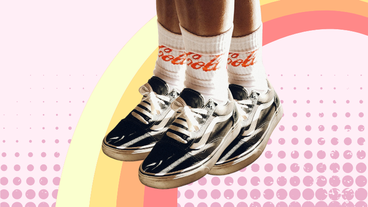 Les Millennials et la Gen Z se livrent une guerre stylistique sans merci sur les réseaux sociaux. Et il semble que les deux générations ont trouvé un nouveau sujet de discorde: les chaussettes, et la  ...