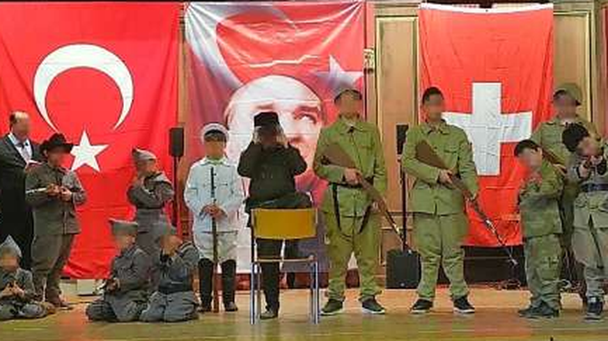 Schulkinder posieren mit Holzgewehren: Szenen aus der Theateraufführung in Uttwil TG.