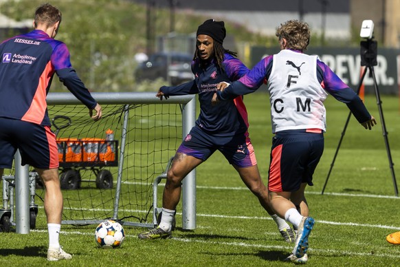 Midtjylland&#039;s Swiss defender Kevin Mbabu, center, in action during a training session of the FC Midtjylland, at the Ikast Sports Campus, in Ikast, Denmark, Thursday, May 15, 2025. (KEYSTONE/Salva ...