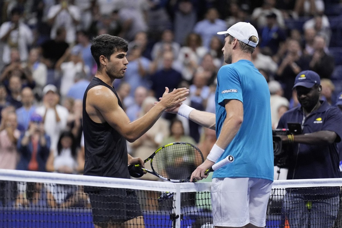 Botic van De Zandschulp, right, of the Netherlands, greets Carlos Alcaraz, of Spain, during the second round of the U.S. Open tennis championships, Thursday, Aug. 29, 2024, in New York. (AP Photo/Matt ...