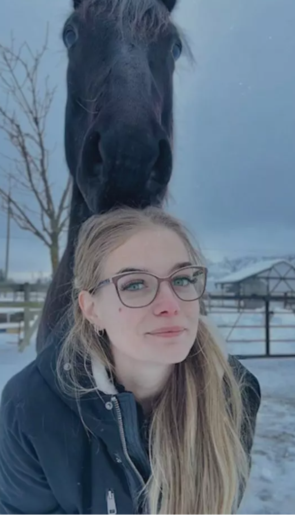 Ein Foto von Alesia Willard und ihrem Blue Roan American Quarter Horse namens Rudnik. Willards TikTok-Video ging viral, weil Rudnik beim Gehen im Schnee eine optische Täuschung erzeugte.