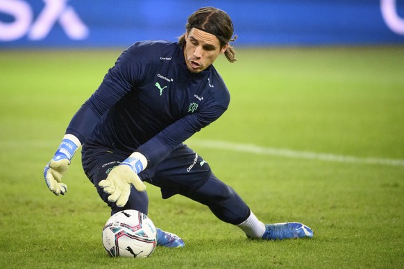 epa09583827 Switzerland&#039;s goalkeeper Yann Sommer warms up for the FIFA World Cup 2022 group C qualifying soccer match between Switzerland and Bulgaria in Lucerne, Switzerland, 15 November 2021. E ...