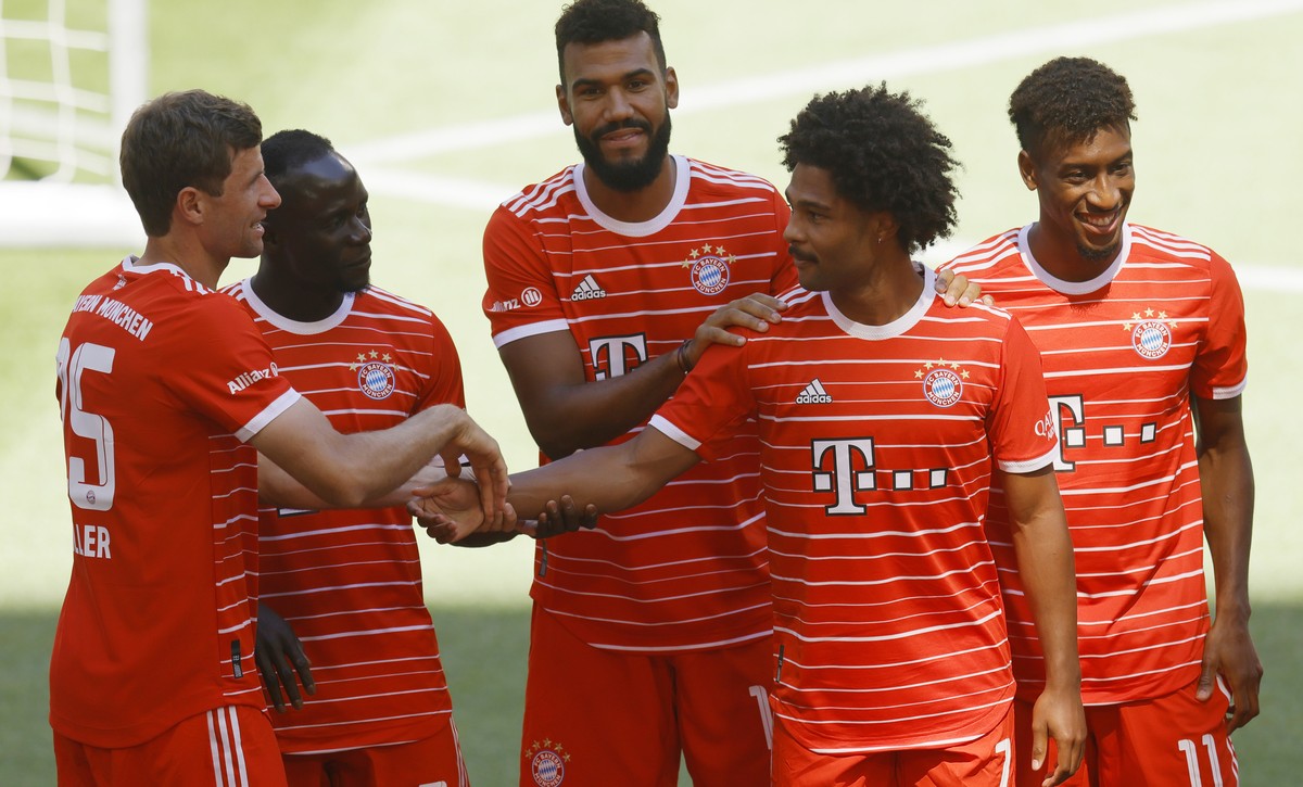 epa10074384 Munich's Serge Gnabry (2-R) with teammates (Thomas Mueller, L, Sadio Mane, 2L, Eric Maxime Choupo-Moting, C, Kingsley Coman, R) during the team presentation for the season 2022/2023 o ...