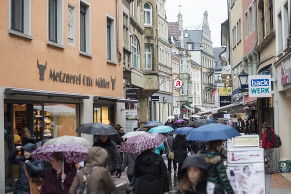 ZUM JAHRESTAG DER AUFHEBUNG DES EURO-MINDESTKURSES GEGENUEBER DEM SCHWEIZERFRANKEN AM FREITAG, 15. JANUAR 2016, STELLEN WIR IHNEN FOLGENDES BILDMATERIAL ZUR VERFUEGUNG - Einkaufstouristen spazieren du ...