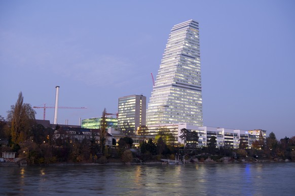 ARCHIV  ZU DEN QUARTALSZAHLEN VON ROCHE STELLEN WIR IHNEN FOLGENDES BILDMATERIAL ZUR VERFUEGUNG -The Roche Tower (building 1), by architects Herzog &amp; de Meuron, next to the banks of the river Rhi ...