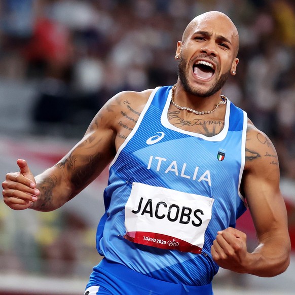 epa09385603 Lamont Marcell Jacobs of Italy celebrates winning the Men&#039;s 100m final at the Athletics events of the Tokyo 2020 Olympic Games at the Olympic Stadium in Tokyo, Japan, 01 August 2021.  ...