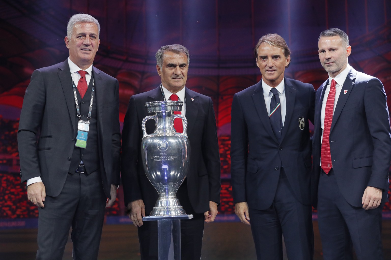 Schon einmal üben: Vladimir Petkovic posiert mit Senol Günes (Nationaltrainer Türkei), Roberto Mancini (Italien) und Ryan Giggs (Wales) mit dem Pokal.