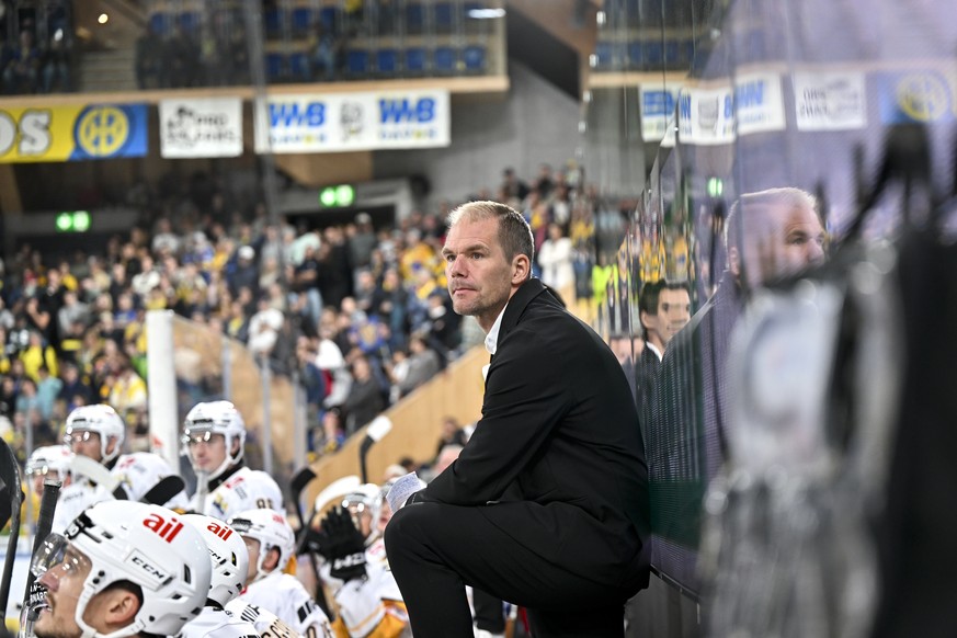 Head Coach Tomas Mitell (HCL) hinter der Bande, im Eishockey Spiel der National League zwischen dem HC Davos, HCD, und dem HC Lugano, HCL, am Samstag, 20. September 2025, in der zondacrypto-Arena in D ...
