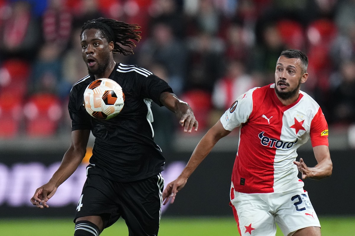 Slavia's Ivan Schranz, right, challenges Sheriff's Munashe Garananga during the Europa League group G soccer match between Slavia Praha and Sheriff Tiraspol at the Fortuna arena in Prague, C ...
