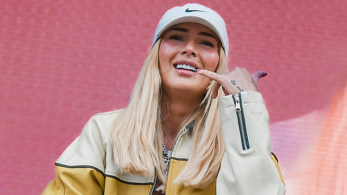 25.09.2022, xlakx, Entertainment Festival, Lollapalooza Berlin 2022 emspor, v.l. Die Rapperin Loredanabuergl.Loridana Zefi steht beim Lollapalooza Festival Berlin auf dem Gelaende des Olympiastadions  ...