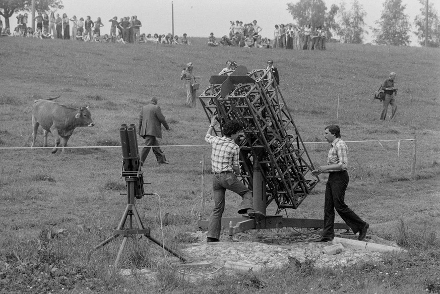 Die Tests mit Hagelraketen, welche im Sommer 1977 in Emmen (LU) stattfanden, lockten zahlreiche Neugierige an.
http://doi.org/10.3932/ethz-a-001230310