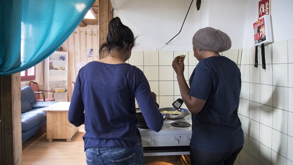 Zwei minderjaehrige Asylsuchende kochen am Tag der offenen Tuer einer Wohngemeinschaft der Gesellschaft Zentrum Baeregg fuer unbegleitete Minderjaehrige Asylsuchende im Kanton Bern, am Freitag, 28. Ap ...