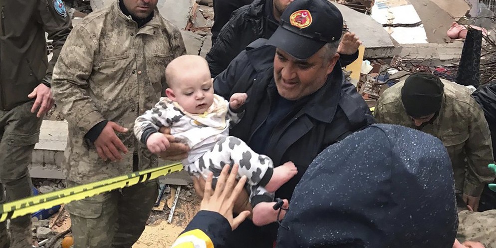 In der Stadt Malatya in der Türkei konnte ein Baby aus den Trümmern befreit werden.