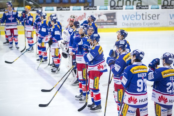 Die Spieler des EHC Kloten nach der Niederlage in der Verlaengerung im vierten Eishockey Spiel des Playout-Final der National League zwischen dem EHC Kloten und dem HC Ambri-Piotta am Montag, 2. April ...