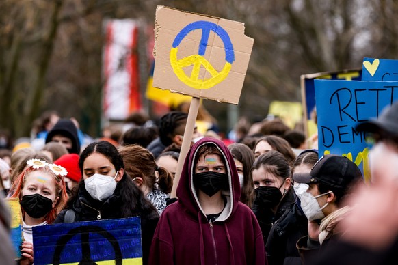 epaselect epa09798799 Activist of Fridays for Future movement protest against the Russian invasion of Ukraine in front of the Reichstag building? in Berlin, Germany, 03 March 2022. Russian troops ente ...