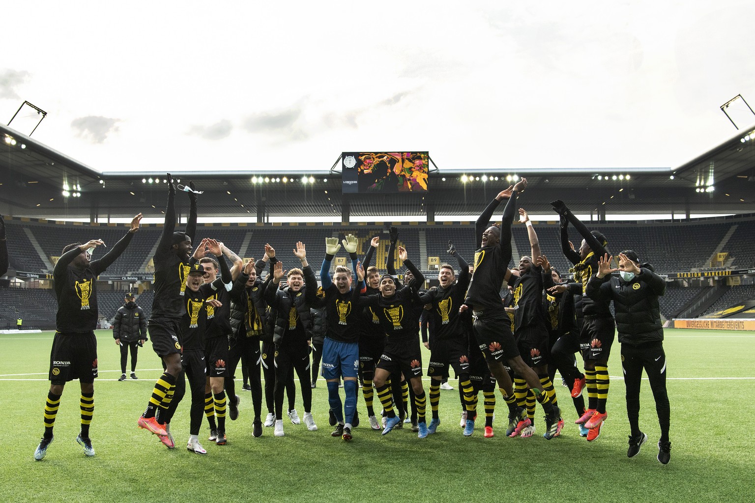 YBs Spieler und Staff feiern den Meistertitel im Fussball Meisterschaftsspiel der Super League zwischen den Berner Young Boys und dem FC Lugano, am Sonntag, 18. April 2021, im Stadion Wankdorf in Bern ...