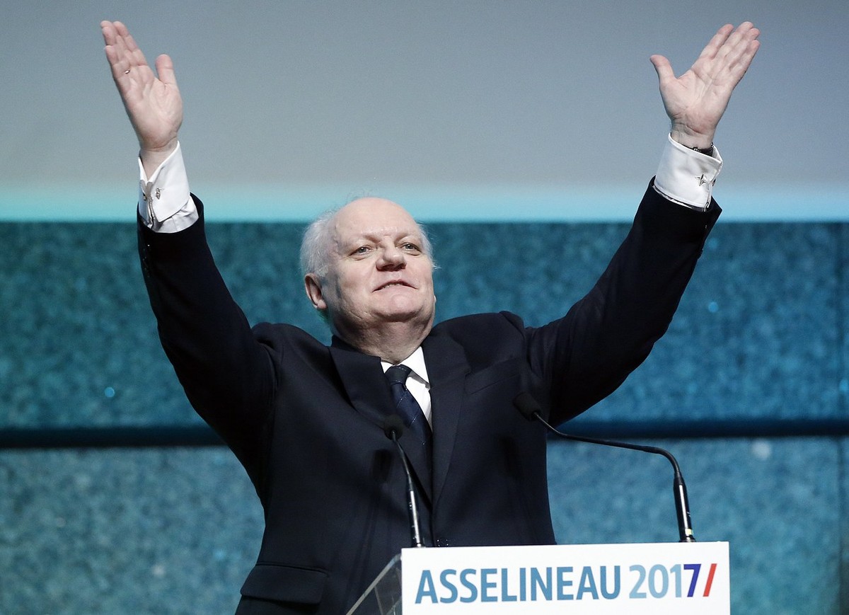 epa05886698 Candidate for the 2017 French presidential elections for the 'Union Populaire Republicaine' (Popular Republican Union) political party, Francois Asselineau, delivers a speech dur ...