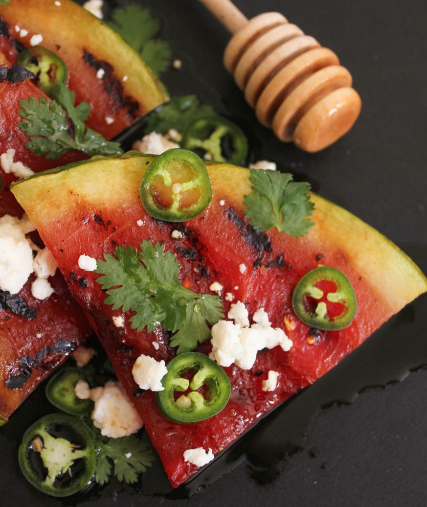 grilled watermelon wassermelone grilliert grillieren grill bbq barbecue frucht essen food http://domesticate-me.com/grilled-watermelon-jalapenos-feta-honey/