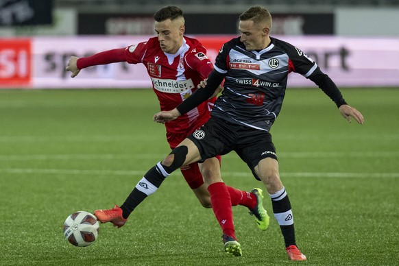 Thuns Kenan Fatkic, links, gegen Luganos Mattia Bottani, rechts, im Schweizer Fussball Cup Viertelfinalspiel zwischen dem FC Thun und dem FC Lugano, am Donnerstag, 10. Februar 2022, in der Stockhorn A ...