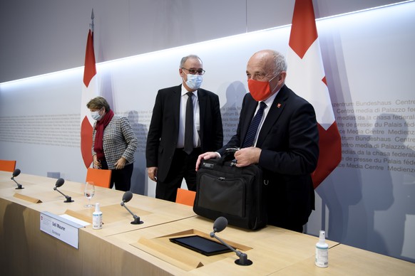 Bundesraetin Viola Amherd, Bundesrat Guy Parmelin und Bundesrat Ueli Maurer, von links, verlaessen einer Medienkonferenz des Bundesrates am Mittwoch, 18. November 2020, im Medienzentrum Bundeshaus in  ...