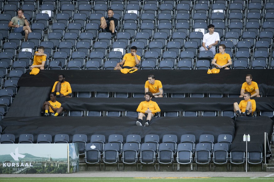 YBs Ersatzspieler beobachten das Spielgeschehen im Fussball Testspiel zwischen dem BSC Young Boys Bern und dem FC Winterthur am Freitag, 12. Juni 2020 im Stade de Suisse in Bern. (KEYSTONE/Peter Klaun ...