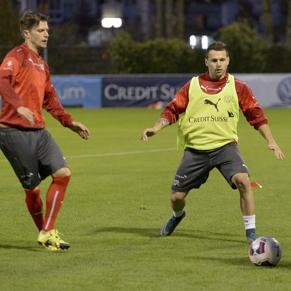 Valentin Stocker, Renato Steffen, und Gelson Fernandes, von links nach rechts, waehrend dem Training der Schweizer Fussballnationalmannschaft in Freienbach am Montag, 9. November 2015. Die Schweizer F ...