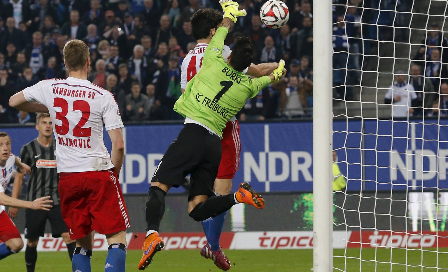 Roman Bürki kassierte beim HSV einen späten und ärgerlichen Gegentreffer.