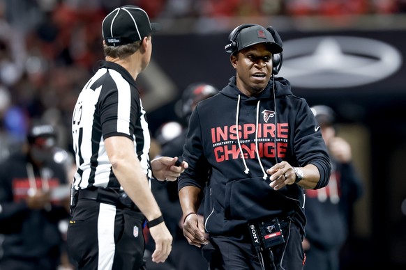 epa12627499 Atlanta Falcons head coach Raheem Morris (R) speaks with NFL line judge Brian Bolinger (L) during the first half of an NFL American football game between the New Orleans Saints and the Atl ...