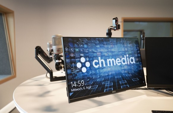 Das CH Media Logo in einem Radiostudio bei CH Media am Standort Leonardo, fotografiert am Mittwoch, 6. April 2022 in Oerlikon. (KEYSTONE/Christian Beutler)