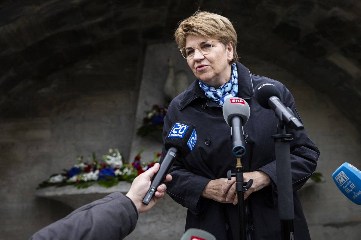 Bundespraesidentin Viola Amherd spricht an einem Point de presse vor der Bundesratssitzung extra muros, vor dem Aarauer Regierungsgebaeude am Mittwoch, 24. April 2024 in Aarau. Seit 2010 ist dies das  ...
