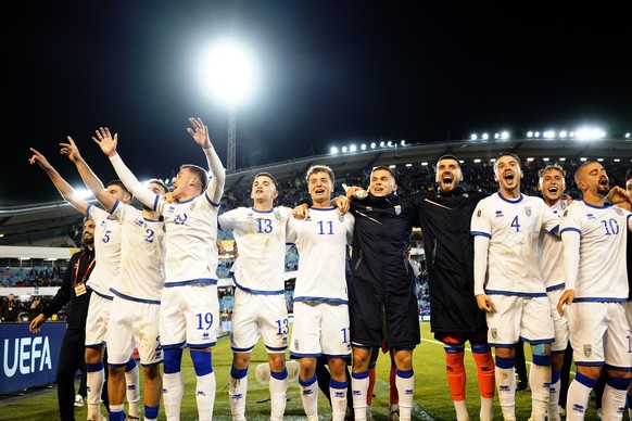 epa12451931 Kosovo&#039;s players celebrate after winning the FIFA World Cup 2026 UEFA qualifiers soccer match between Sweden and Kosovo in Gothenburg, Sweden, 13 October 2025. EPA/Adam Ihse/TT SWEDEN ...