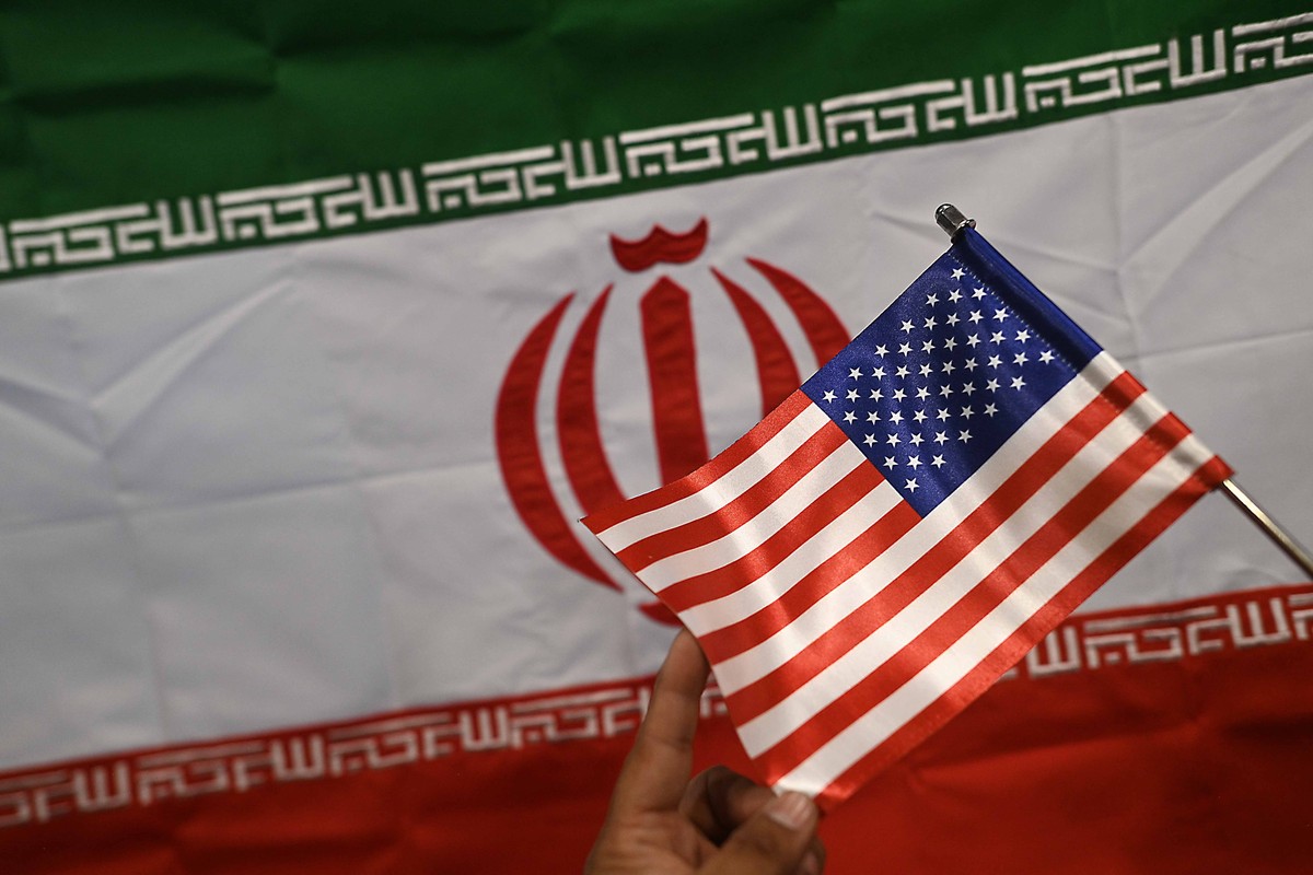 epa12896943 A shopkeeper displays Iranian, and US flags at a shop in Karachi, Pakistan, 17 April 2026. Pakistan has emerged as a key venue for diplomacy between the United States and Iran, with Islama ...