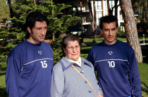 Murat und Hakan Yakin zusammen mit Mutter Emine Yakin.