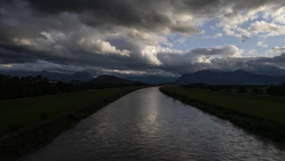 Blick auf den Alpenrhein bei hohem Wasserstand und das Rheintal, am Sonntag, 6. August 2023, in Widnau. (KEYSTONE/Gian Ehrenzeller)
