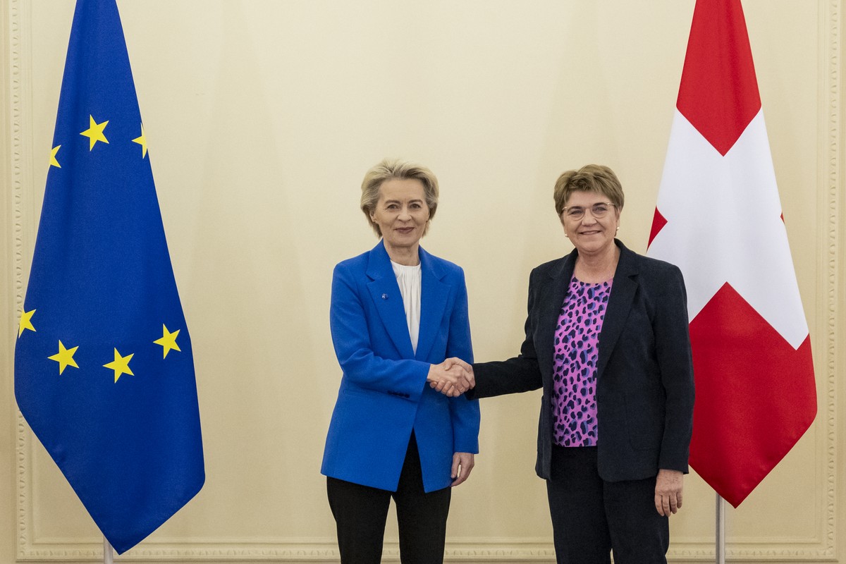 Swiss Federal President Viola Amherd, right, shakes hands with European Commission President Ursula von der Leyen, right, before a bilateral meeting on Friday, December 20, 2024 in Bern, Switzerland.  ...
