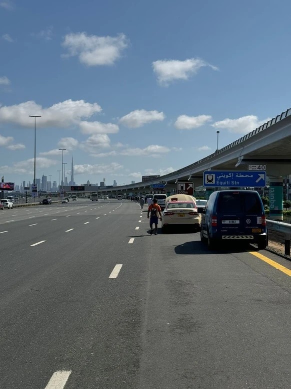 Sheikh Zayed an diesem Mittwoch, dem 17. April. Normalerweise ist diese Autobahn mit Autos überfüllt.