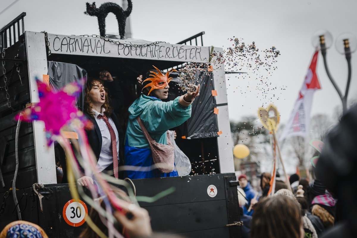 Des manifestants prennent part a la deuxieme edition du carnaval populaire et deter contre la montee du fascisme, ce samedi 28 mars 2026 a Lausanne.
