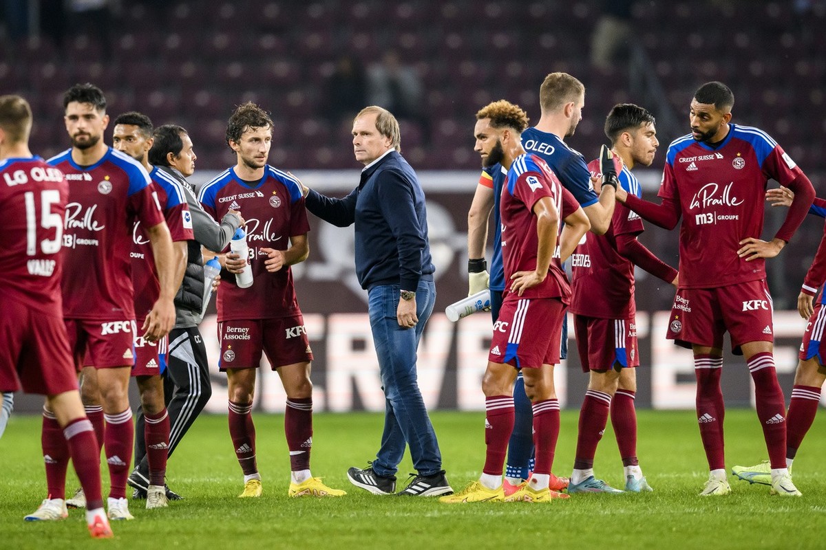 L'entraineur du Servette FC Alain Geiger avec ses joueurs lors de la rencontre de football de Super League entre Geneve Servette FC et FC Lugano le samedi 29 octobre 2022 au stade de Geneve. (KEY ...