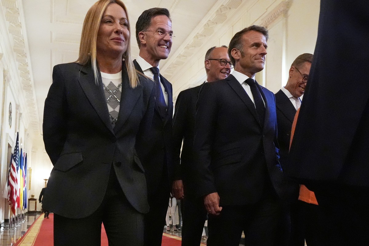 Finland's President Alexander Stubb, from right, France's President Emmanuel Macron, Germany's Chancellor Friedrich Merz, NATO Secretary General Mark Rutte and Italy's Prime Minist ...
