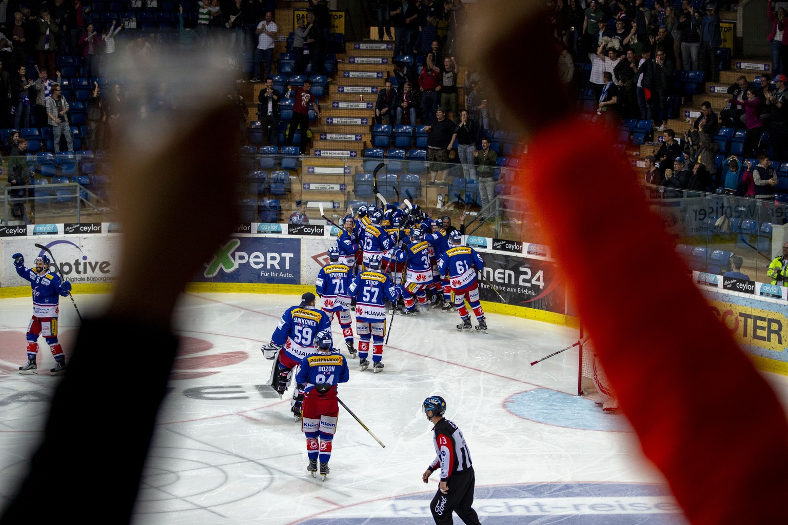 EHC Kloten Stuermer Denis Hollenstein, verdeckt, feiert seinen Treffer zum 3-2 in der dritten Verlaengerung mit seinen Mitspielern im dritten Eishockey Spiel der Ligaqualifikation der National League  ...