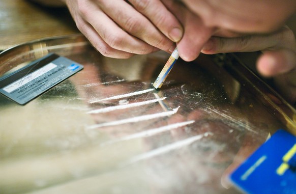 [gestellte Aufnahme] Ein Mann konsumiert am 11. November 2006 Kokain in einer Privatwohnung in Zuerich. (KEYSTONE/Martin Ruetschi) === , ===

[posed picture] A man is consuming cocaine in a private ap ...