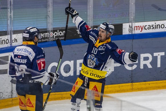 Jerome Bachofner, rechts, und Calvin Thuerkauf, links, von Zug feiern das Tor zum 6:1 beim Eishockey Meisterschaftsspiel in der Qualifikation der National League zwischen dem EV Zug und den ZSC Lions  ...