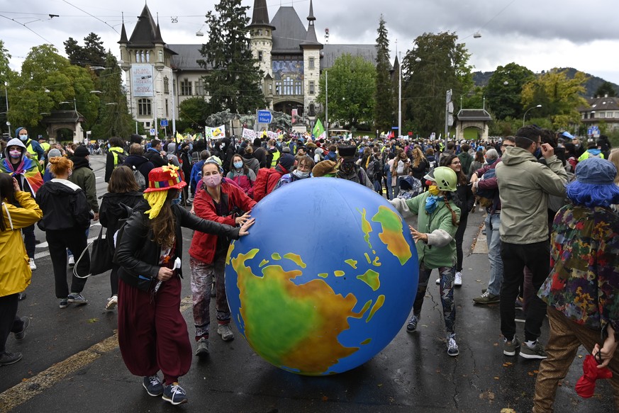 Klimaaktivisten protestieren waehrend ihrer Aktionswoche ?Rise up for Change?, am Freitag, 25. September 2020, auf dem Helvetiaplatz in Bern. (KEYSTONE/Anthony Anex)