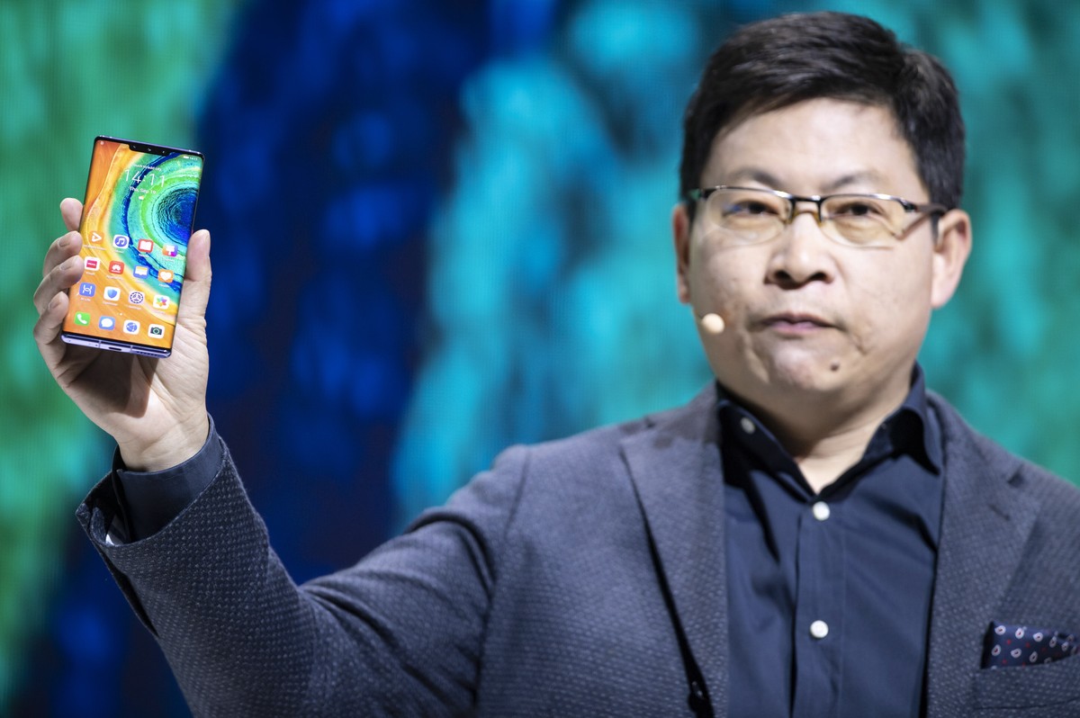 epa07853477 Richard Yu, CEO of Chinese Huawei Consumer Business Group, holds the new Huawei Mate 30 Pro smartphone during it's presentation in Munich, Germany, 19 September 2019. EPA/LUKAS BARTH- ...