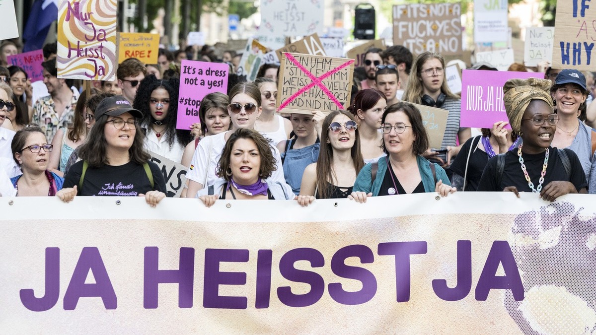 Frauen fordern an einer Demonstration "Nur ja heisst ja" die Ueberarbeitung des Sexualstrafrechts Art. 190 in den Strassen von Zuerich, aufgenommen am Samstag, 21. Mai 2022. (KEYSTONE / Enni ...