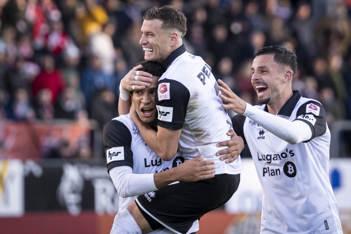 Yanis Cimignani (LUG), links, jubelt mit Ezgjan Alioski (LUG), mitte, und Uran Bislimi (LUG), rechts, nach seinem Tor zum 2:4 beim Fussballspiel der Super League FC Winterthur gegen den FC Lugano im S ...