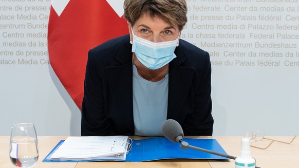 Bundesratein Viola Amherd aeussert sich an einer Medienkonferenz zur Umsetzung von Ethikgrundsaetzen im Sport, am Dienstag, 16. November 2021, in Bern. (KEYSTONE/Peter Schneider)