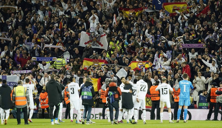 Sport Bilder des Tages Liverpool, England, 21st February 2023. Real Madrid team celebrate with their fans during the UEFA Champions League match at Anfield, Liverpool. Picture credit should read: Andr ...
