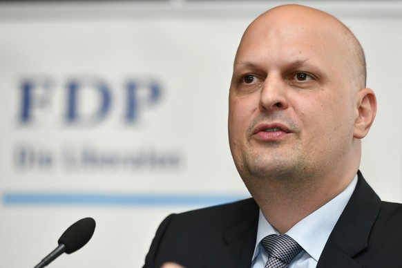 FDP - Gemeinderat Michael Baumer praesentiert sich den Delegierten an der Delegiertenversammlung der FDP der Stadt Zuerich in Zuerich am Dienstag, 20. Juni 2017. (KEYSTONE/Walter Bieri)